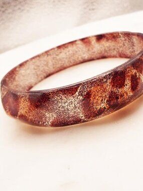 VINTAGE PYRAMID FACETED LUCITE TORTOISESHELL W/ GLITTER BANGLE BRACELET 21